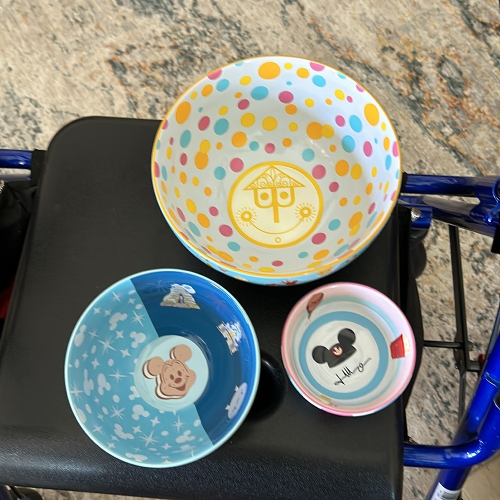 Disney three piece ceramic bowl set each uniquely their own 4 1/2 5 1/2 and7 1/2 - Picture 10 of 11